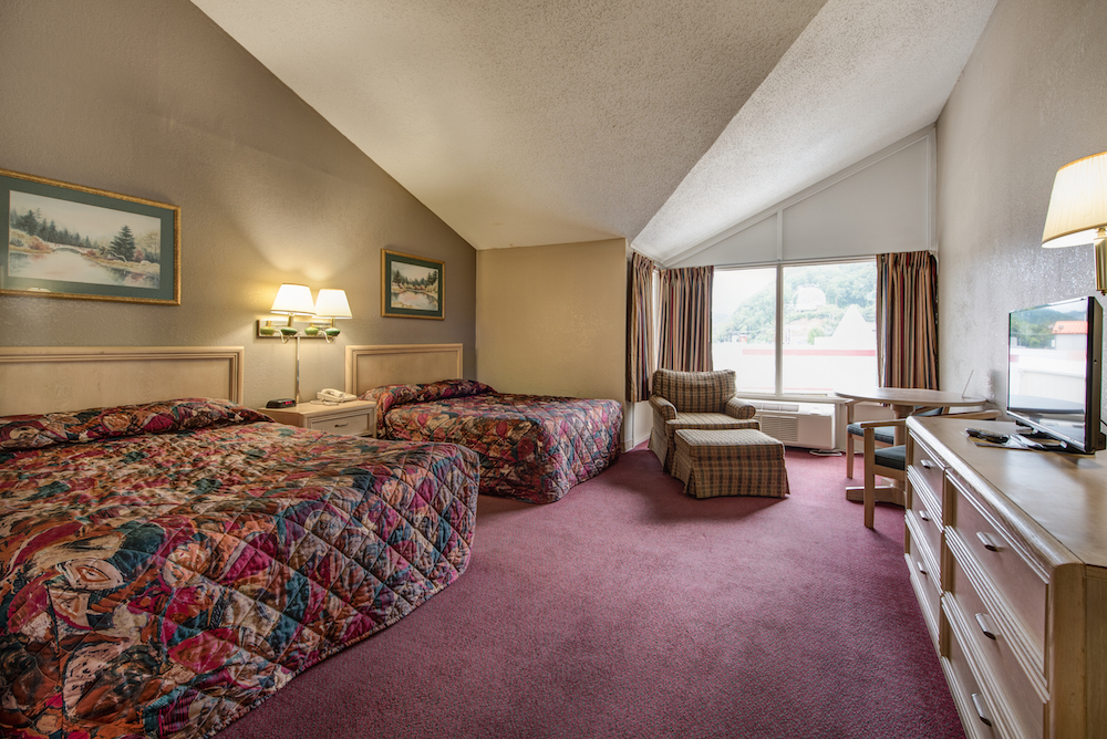 double queen room in green valley motel in pigeon forge