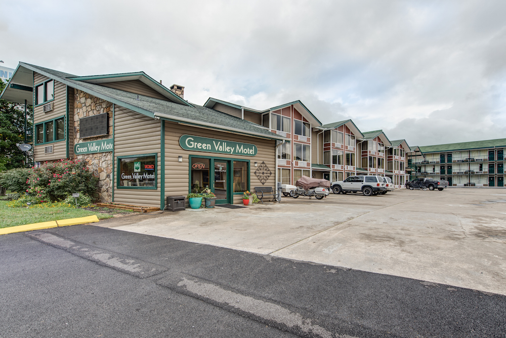 exterior of green valley motel in pigeon forge