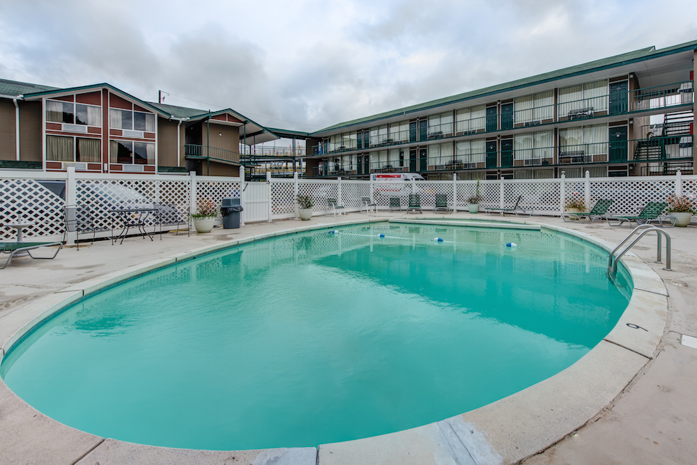 swimming pool at hotel in Pigeon Forge