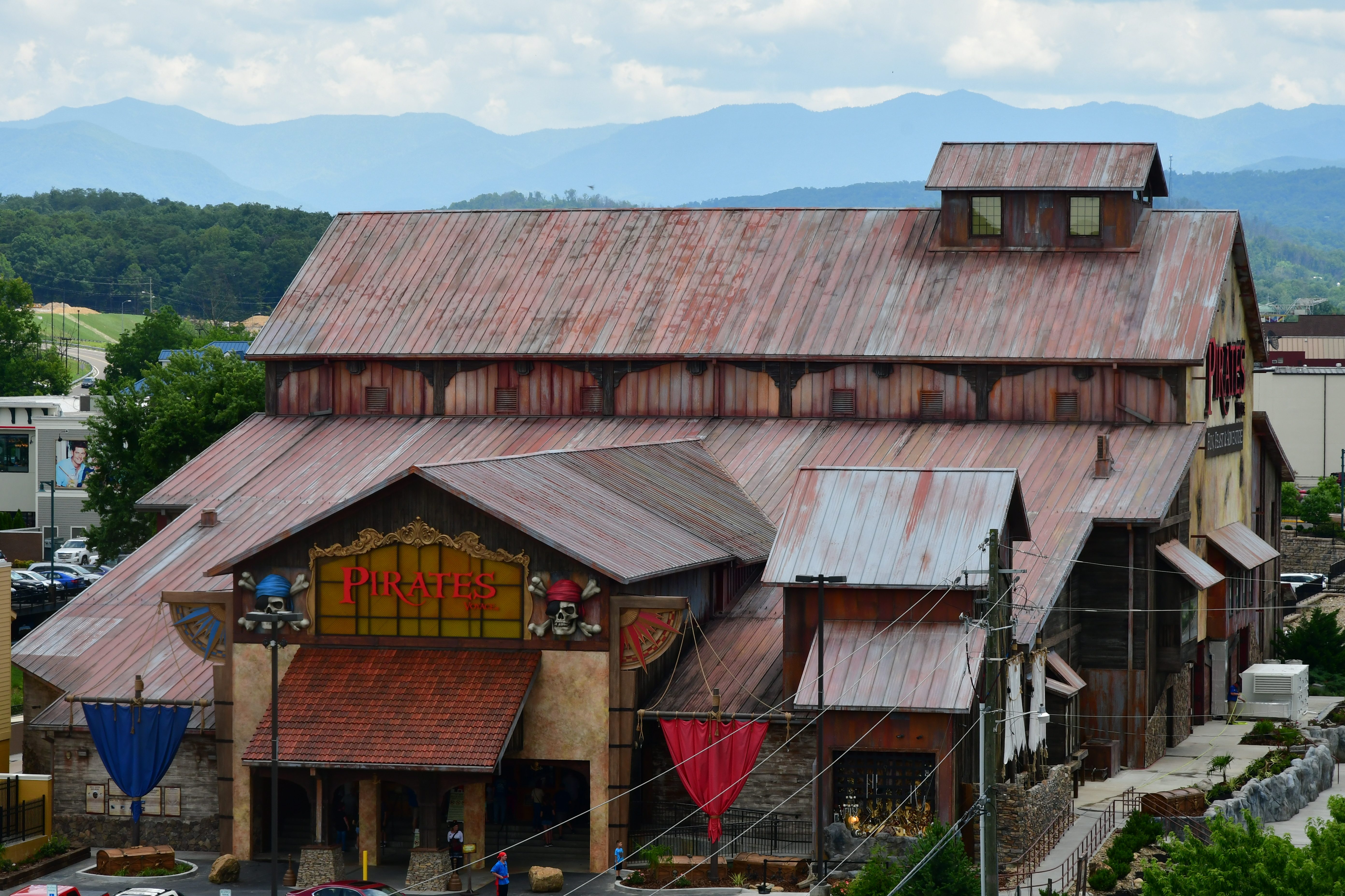 pirates voyage dinner show in pigeon forge